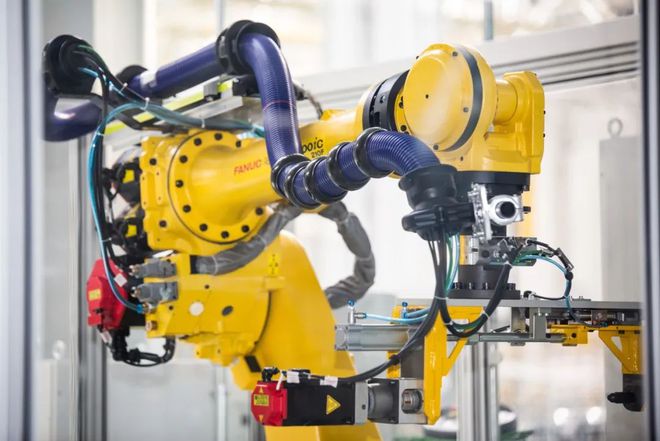 發(fā)動機技術(shù)革新與市場動態(tài) 新一代蒙迪歐上市與榮威GS61、特斯拉Roadster新進(jìn)展